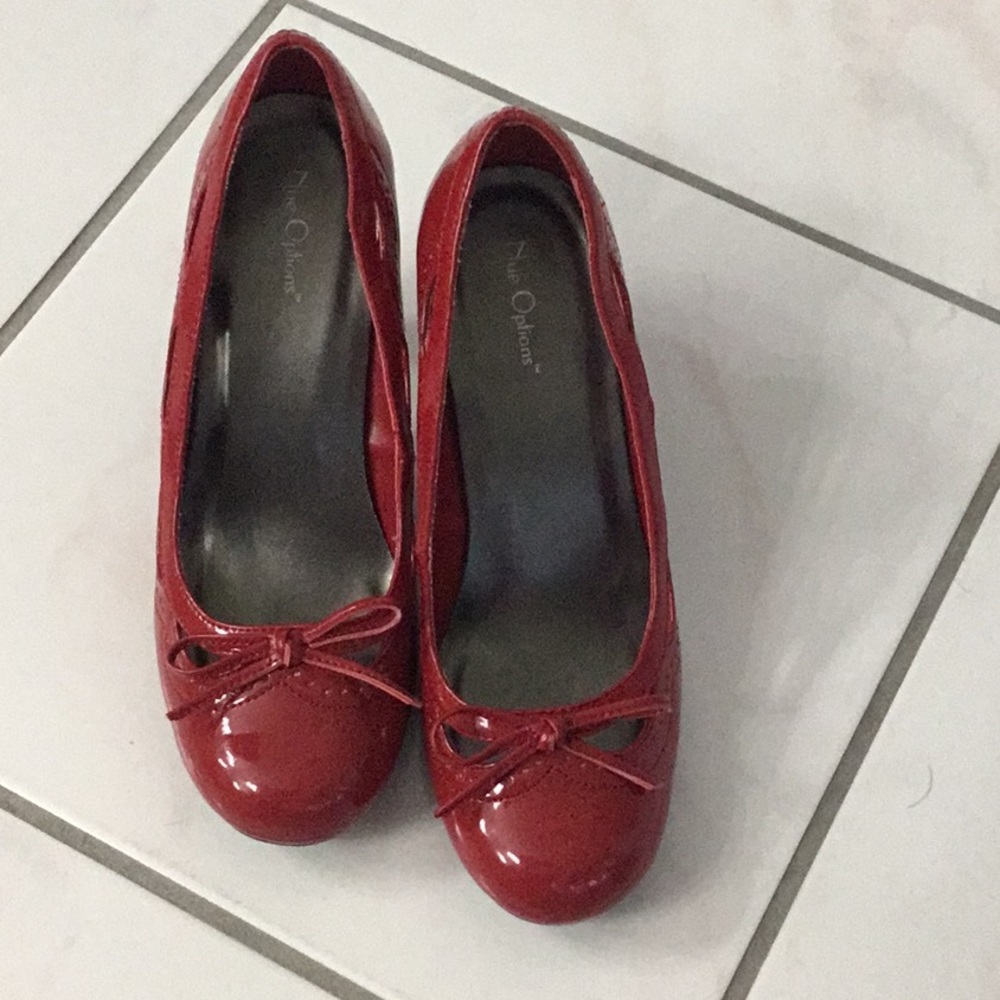 3 1/2 inch red closed heals size 7 1/2